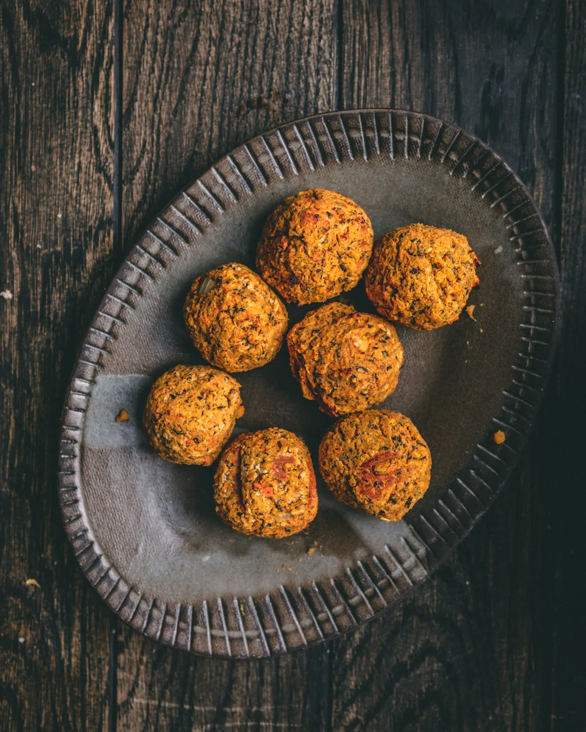 forming-balls-to-make-meatballs