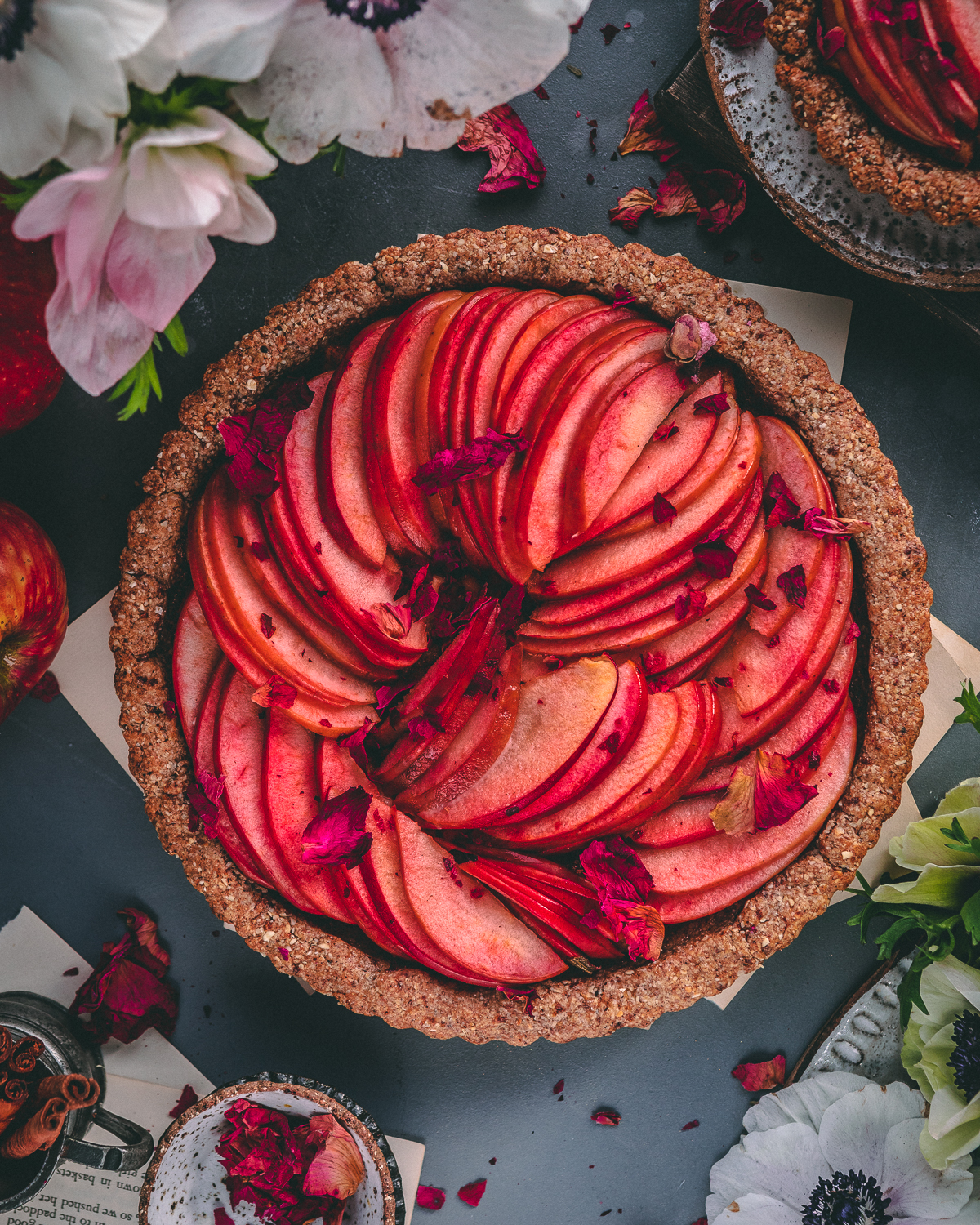 Tart with apple slices 