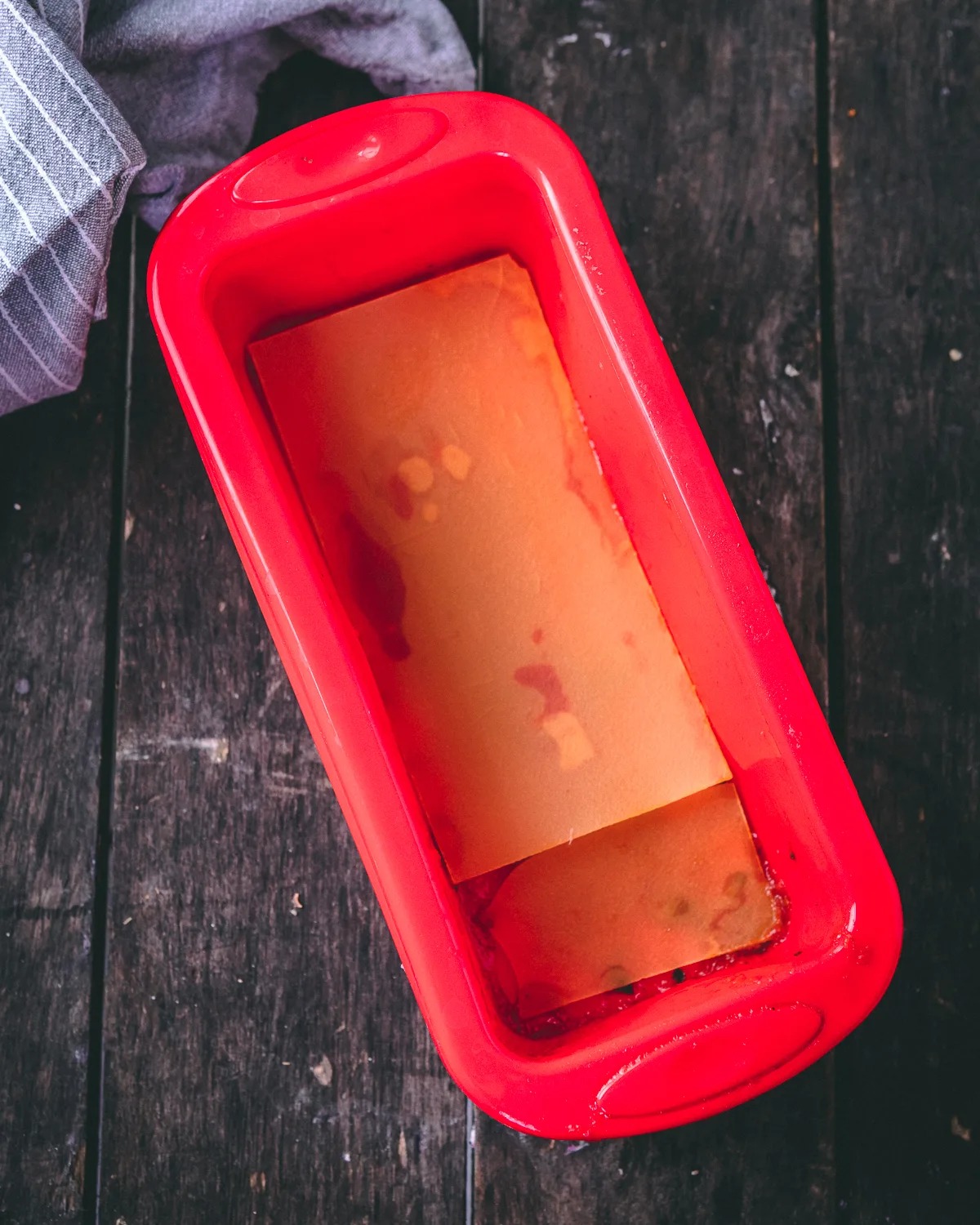 Adding-lasagna-sheets-to-the-bottom-of-the-tray